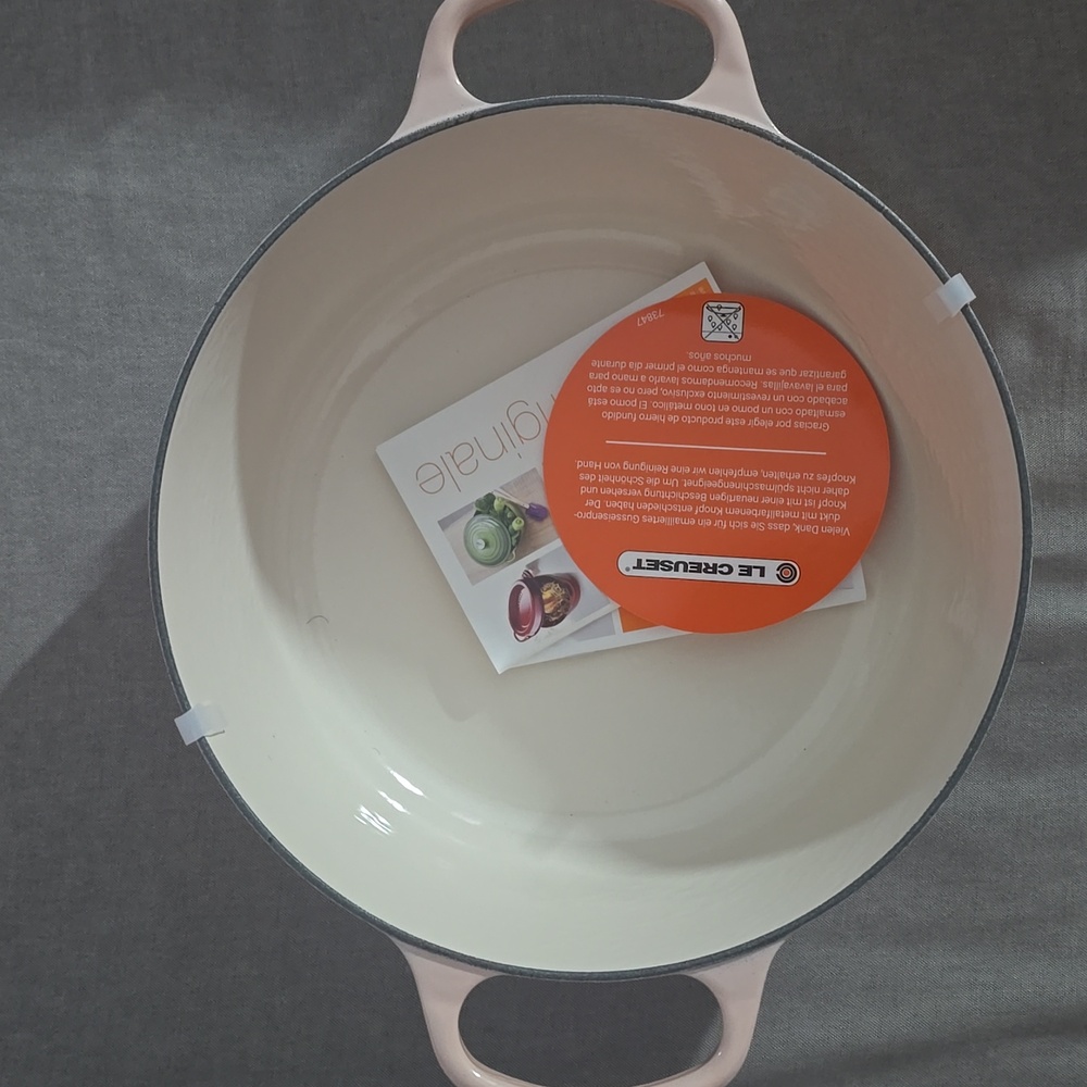 Le Creuset Signature Round Dutch Oven, 7.25 qt., Color Pêche, Retail $479.95 USD - Picture 7 of 16